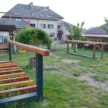 Guest House Uzhgorod Exterior foto
